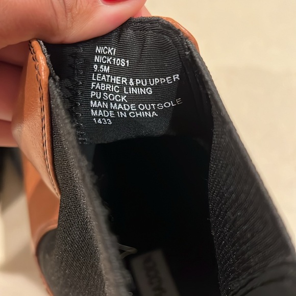 Steve Madden Tan/Blk Nicki Chelsea Boots - Picture 5 of 8